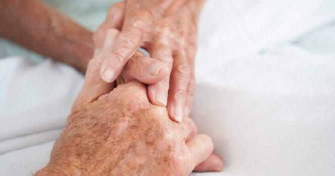 This 80-year-old man brings breakfast to his wife in her nursing home every day – your heart will melt when you find out why