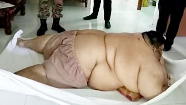 Shocking moment rescuers lift 320kg man into truck after he ate 30 bowls of noodles a day for 10 years